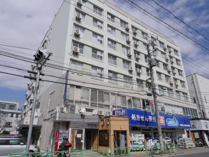 "Exploring Retro Tokyo" - Stroll through Nakano-Shinbashi's Kawashima Shopping Arcade, where the Showa era atmosphere still lingers -