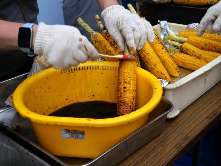 "Exploring Retro Tokyo" - Stroll through Nakano-Shinbashi's Kawashima Shopping Arcade, where the Showa era atmosphere still lingers -