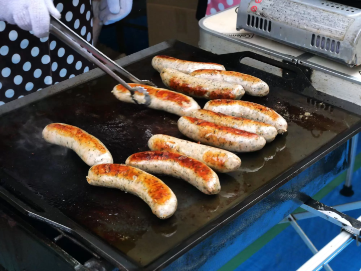 "Exploring Retro Tokyo" - Stroll through Nakano-Shinbashi's Kawashima Shopping Arcade, where the Showa era atmosphere still lingers -