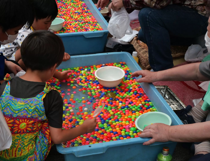 "Exploring Retro Tokyo" - Stroll through Nakano-Shinbashi's Kawashima Shopping Arcade, where the Showa era atmosphere still lingers -