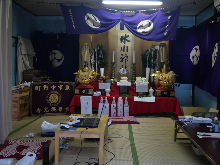 (A large Shinto altar installed at Touen Kaikan) 
