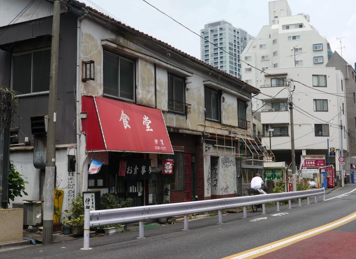 "Exploring Retro Nakano, Tokyo" - Stroll around the south exit of Nakano Station, where redevelopment is underway -