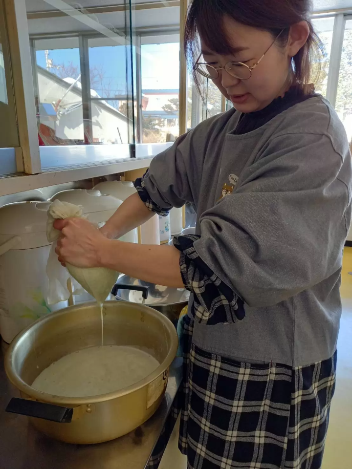 Making tofu from soybeans (Obihiro, Hokkaido)