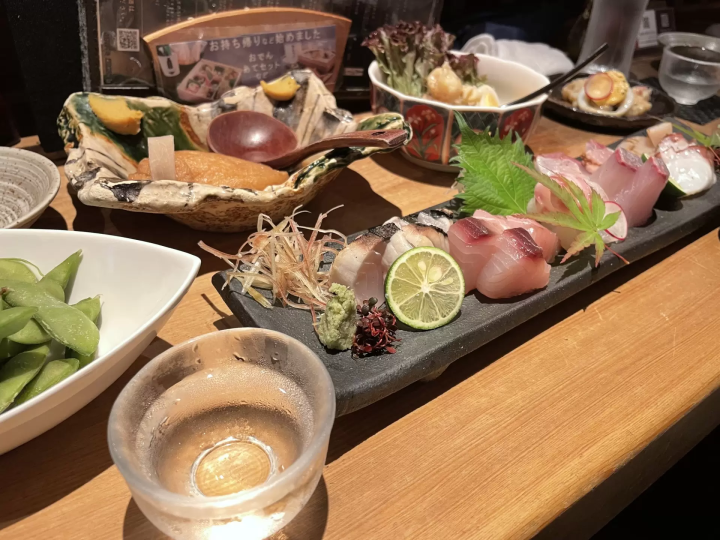 享受岡山的新鮮美食:海鮮、山食和水果。