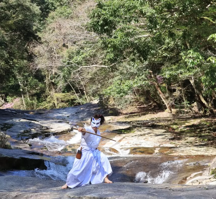 四国の静かな森で秘密の修行：誰にも知られない癒しの体験