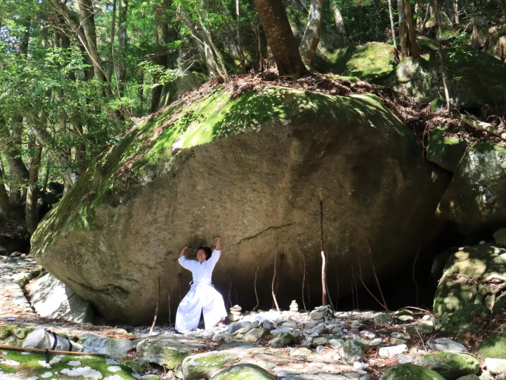 四国の静かな森で秘密の修行：誰にも知られない癒しの体験