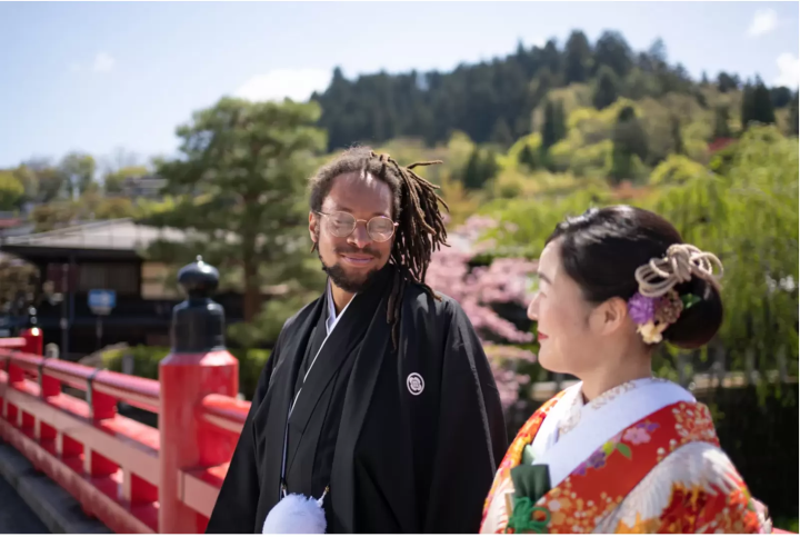 来自洛杉矶的新郎穿着和服在飞騨高山拍婚纱照，看起来太酷了！