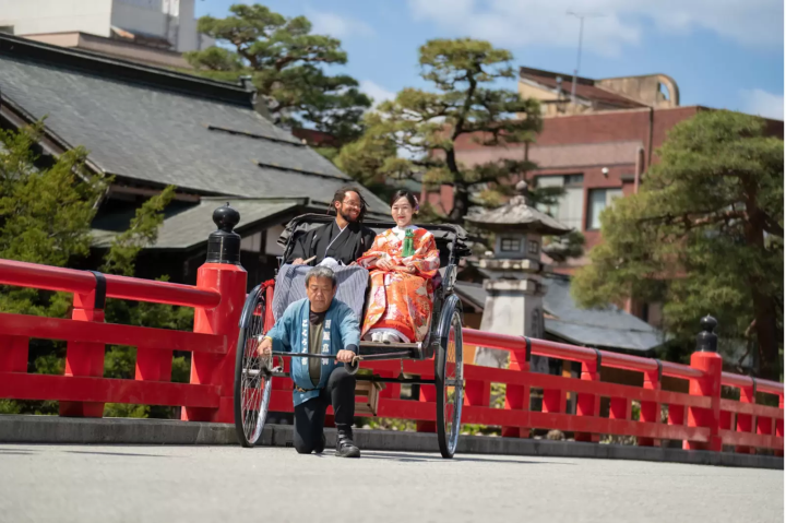 来自洛杉矶的新郎穿着和服在飞騨高山拍婚纱照，看起来太酷了！