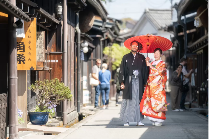 来自洛杉矶的新郎穿着和服在飞騨高山拍婚纱照，看起来太酷了！