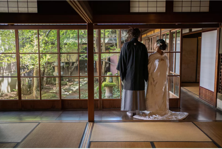 来自洛杉矶的新郎穿着和服在飞騨高山拍婚纱照，看起来太酷了！