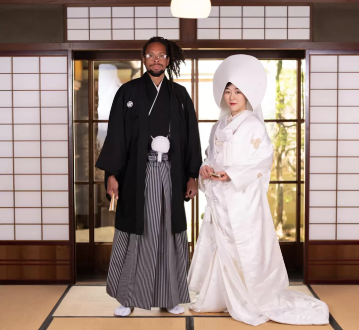 来自洛杉矶的新郎穿着和服在飞騨高山拍婚纱照，看起来太酷了！
