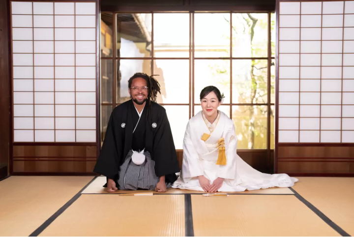 来自洛杉矶的新郎穿着和服在飞騨高山拍婚纱照，看起来太酷了！