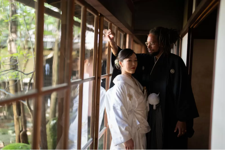 来自洛杉矶的新郎穿着和服在飞騨高山拍婚纱照，看起来太酷了！