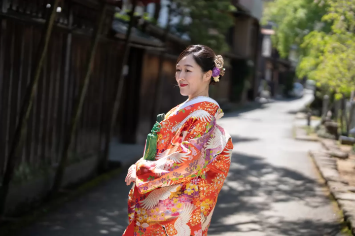 来自洛杉矶的新郎穿着和服在飞騨高山拍婚纱照，看起来太酷了！