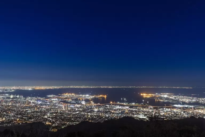 ▲ View of the night sky from the Kikuseidai observation deck on Mount Maya ©KOBE TOURISM BUREAU 