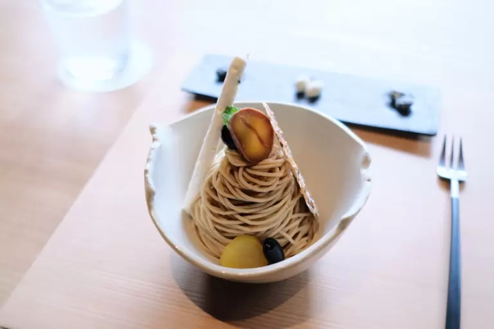 "ODAGAKI Mont Blanc" (a dessert of sweetened chestnut purée in the form of vermicelli) 