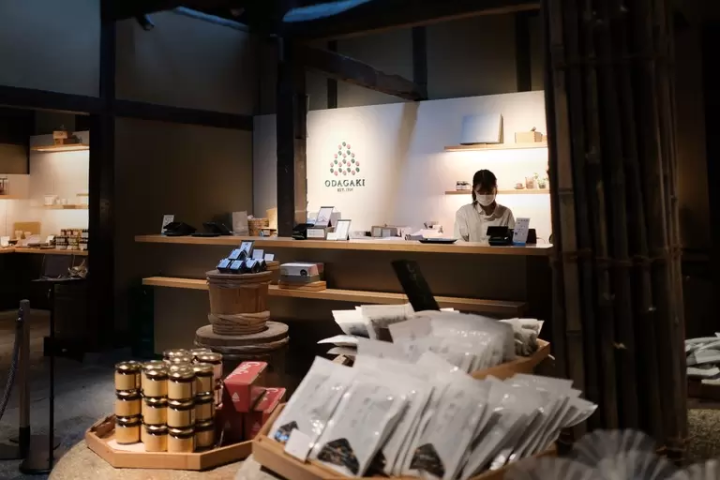 I recommend visiting the café first to choose your favorite items for souvenirs afterward 