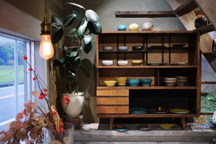 The coziest pottery studio and gallery “Tamba yaki Shoyo Gama Ceramic Laboratory ”