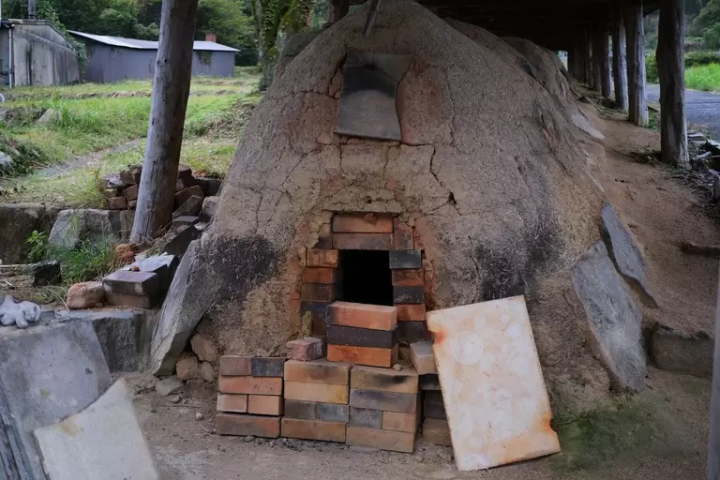 The Tamba-yaki Tachikui Climbing Kiln - the oldest climbing kiln you can encounter while walking through the alleyways of Konda Town