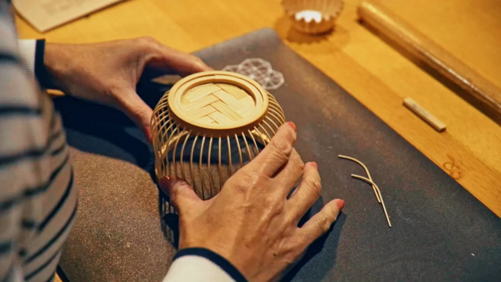 Experience crafts at the "Takumishuku" workshop in Sunpu. The photo shows Suruga Bamboo Sensuji Crafts. 