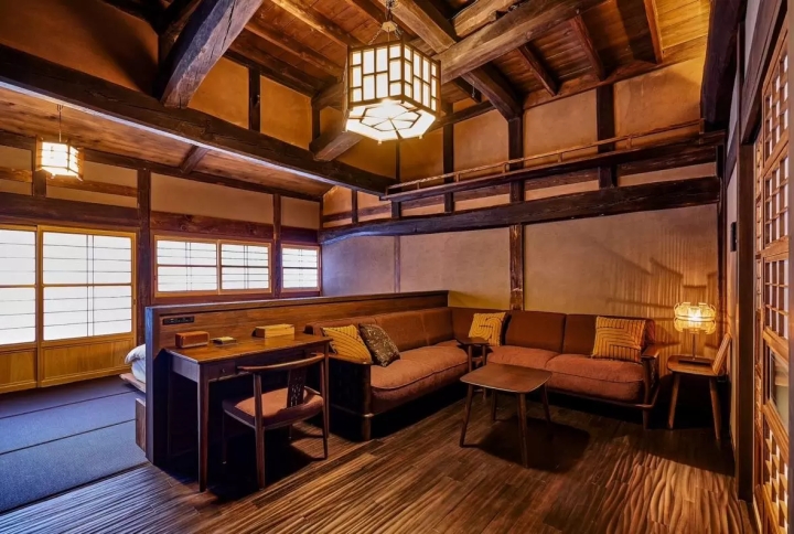 The rooms at Craft Inn Izumigaya "Waraku" are comfortable, featuring furniture and tools from Shizuoka's traditional crafts and contemporary artisans. 