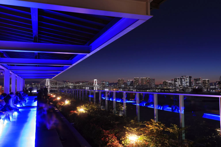 東京豐洲千客萬來旁的萬葉俱樂部，露天溫泉可以俯瞰東京灣夜景