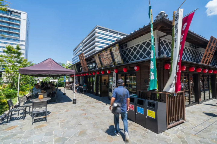 東京豐洲千客萬來復古江戶風格的商店街，好逛又好吃