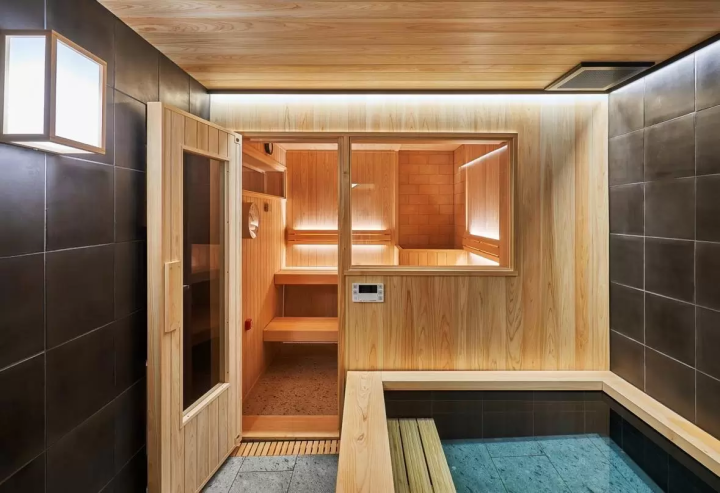 The private sauna at the "Waraku" villa has a cypress breeze. 