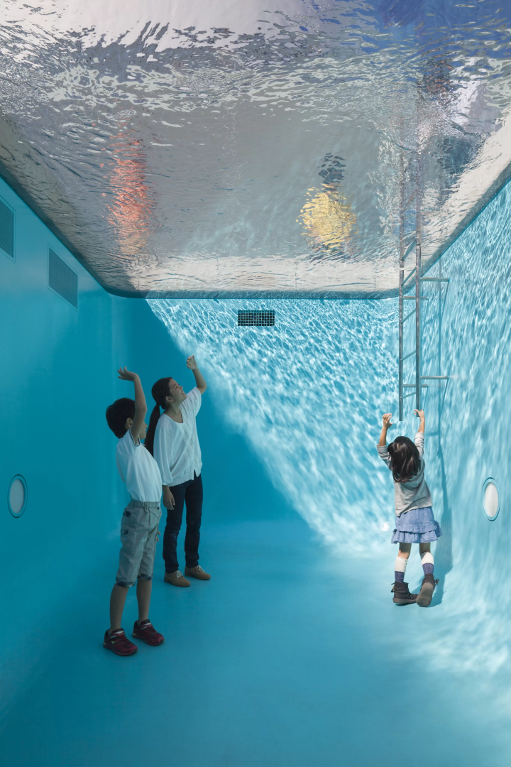 The Swimming Pool by Leandro Erlich, 2004, Collection of 21st Century Museum of Contemporary Art, Kanazawa(Photography: Osamu Watanabe / Courtesy: 21st Century Museum of Contemporary Art, Kanazawa)
