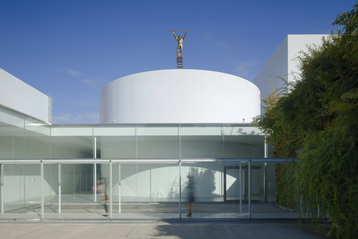 Jan Fabre, The Man Who Measures the Clouds, 1998 © Angelos bvba, Collection of 21st Century Museum of Contemporary Art, Kanazawa(Photo: Jun Nakamichi/Nacasa and Partners / Courtesy of 21st Century Museum of Contemporary Art, Kanazawa)
