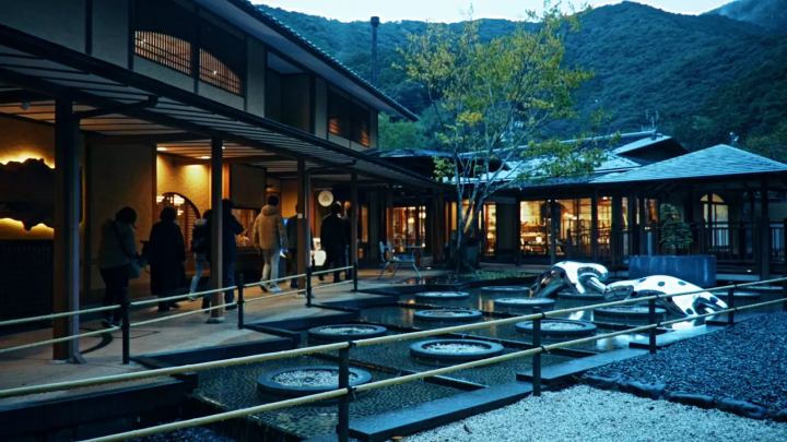 The courtyard of TAKUMISHUKU-yado, a traditional craft experience facility 