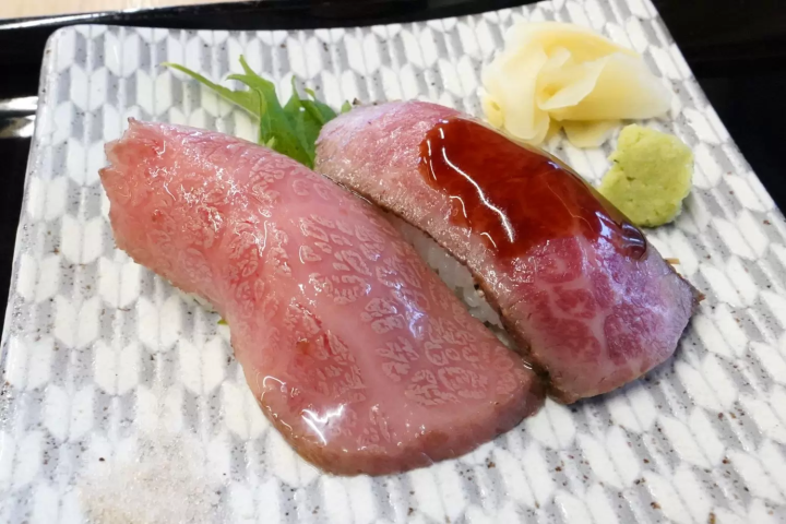 謙信亭的人氣米澤牛壽司拼盤（950日圓）入口即化。 