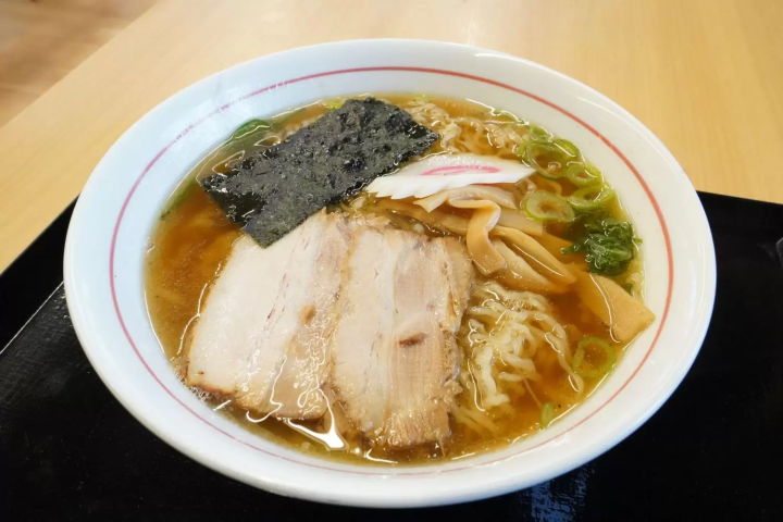 必吃的「米澤拉麵」（750日圓）是一碗用飛魚湯汁製成的拉麵。 