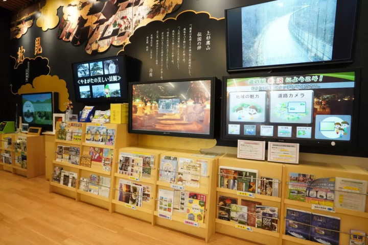 監視器上顯示路況和降雪資訊。 