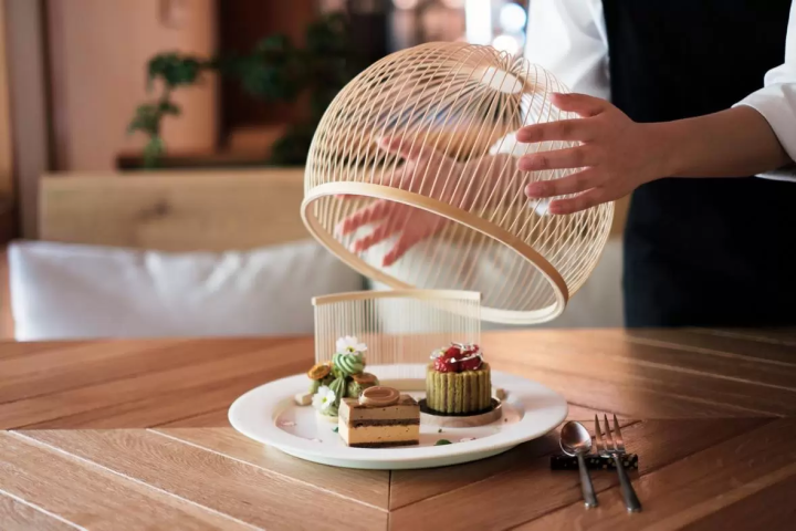 The COFFEE ROASTER's sweets are served on tableware made from thin Suruga bamboo ware 