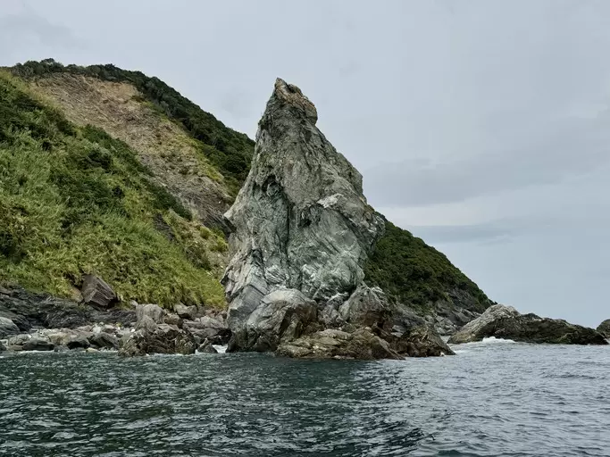 上立神岩:象徵著日本神話創造的岩 