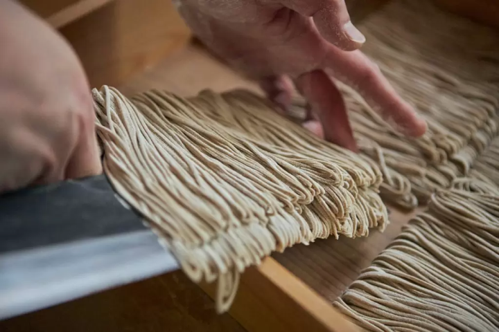 What is "Izushi Sara Soba," a specialty of the castle town of Izushi?