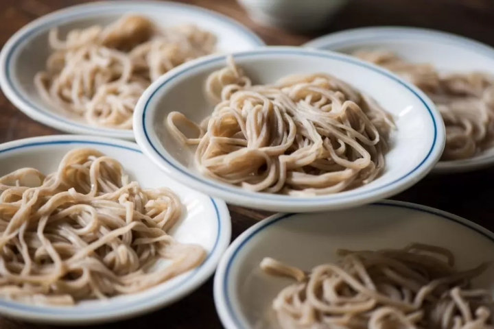 What is "Izushi Sara Soba," a specialty of the castle town of Izushi?