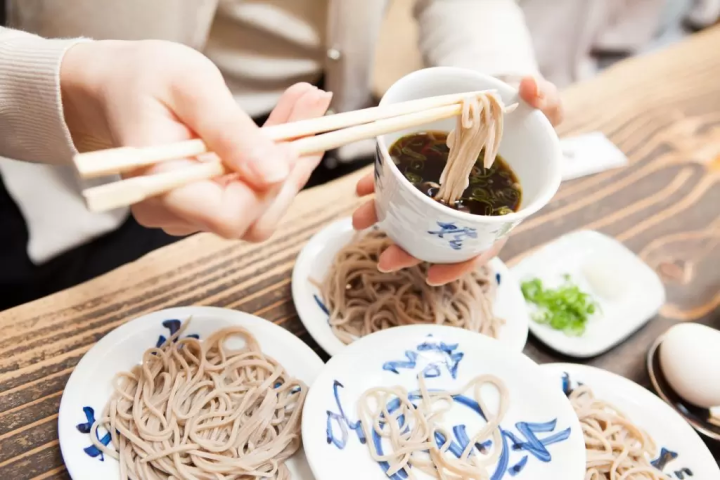 What is "Izushi Sara Soba," a specialty of the castle town of Izushi?