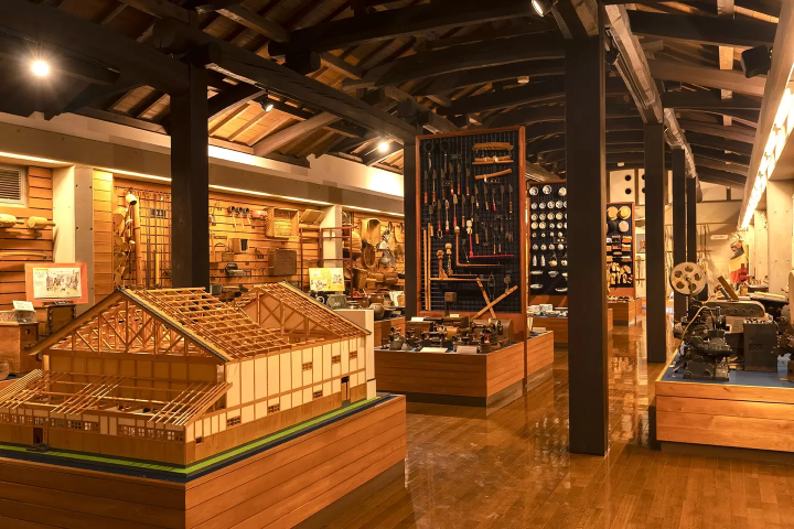 从松山开车仅需 1 小时！宇和民具馆内摆满了怀旧家居用品和玩具，体验复古氛围