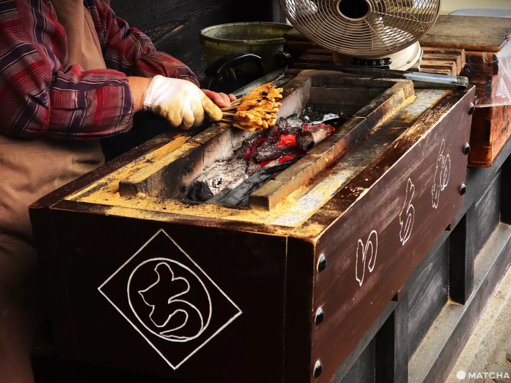 一文字屋和輔的女性員工正在製作あぶり餅