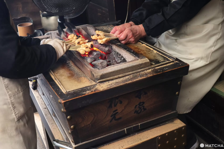 かざりや的女性員工正在製作あぶり餅