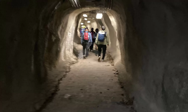 经过这条隧岛后 