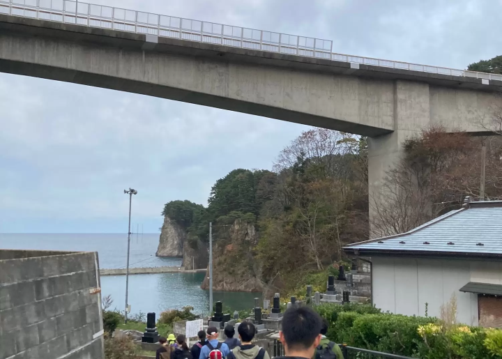 现在可以看到高浜海滩的一部分。 