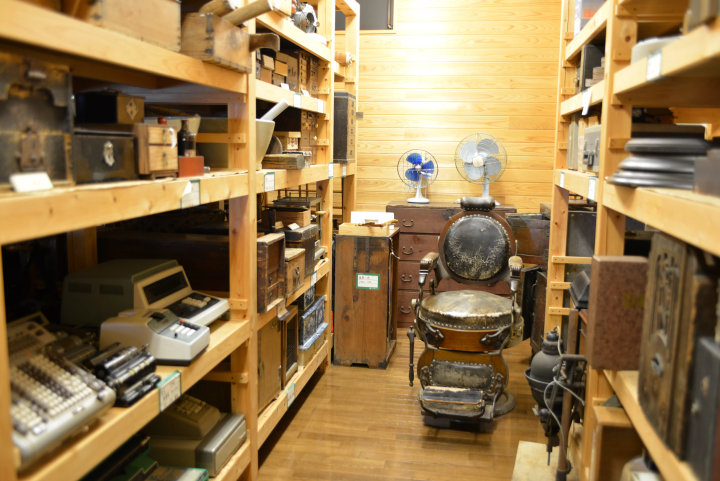 从松山开车仅需 1 小时！宇和民具馆内摆满了怀旧家居用品和玩具，体验复古氛围