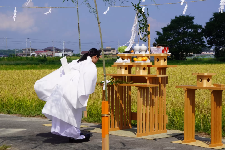 สาเกชื่อดังที่ซ่อนอยู่ของจังหวัดมิเอะ ``ชินโตไม่มีการสวดมนต์'' |. สุราที่ทำจากน้ำใต้ดินจากแม่น้ำอีซูซุ