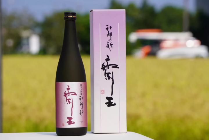 สาเกชื่อดังที่ซ่อนอยู่ของจังหวัดมิเอะ ``ชินโตไม่มีการสวดมนต์'' |. สุราที่ทำจากน้ำใต้ดินจากแม่น้ำอีซูซุ