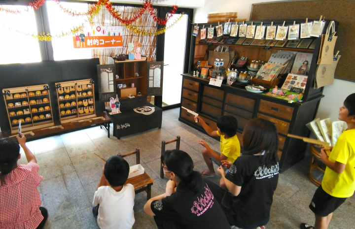 从松山开车仅需 1 小时！宇和民具馆内摆满了怀旧家居用品和玩具，体验复古氛围