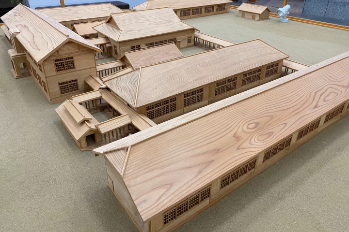 The photo shows a model of the old Uwamachi Elementary School building (1/50 scale). Currently, part of the old school building remains as a rice museum. This model, which shows the whole picture, conveys the foresight of Ban Saburo, who designed the new school building, and his passion for 