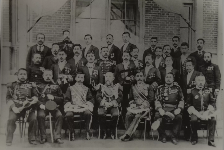 Photographed by the Embassy in Seoul, Korea in 1904 (Meiji 37) / Bottom row, center: Ito Hirobumi (later the first Prime Minister), second row from the bottom, third from the right: Furuya Shigetsuna (Assistant Diplomatic Officer), top row, third from the left: Furuya Hisatsuna (Secretary to Ito Hirobumi)<br> 